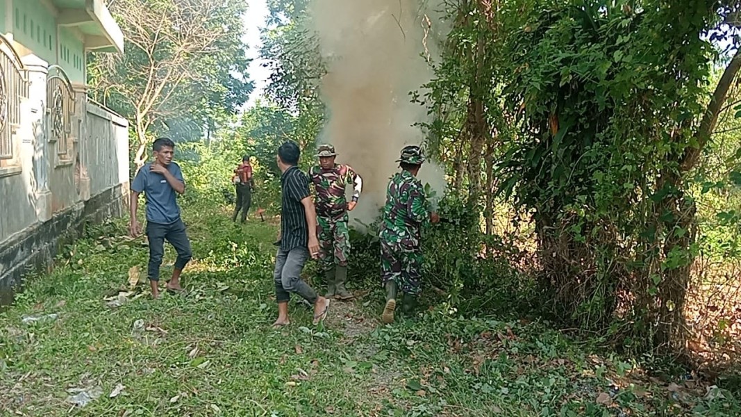 Momentum Jumat Bersih, Personel Kodim 0102/Pidie Bersama Warga Gotong Royong Bersihkan Lingkungan Lokasi TMMD ke-129