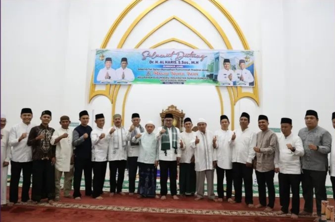Safari Ramadhan di Sungai Bungkal, Wako Alfin Dampingi Gubernur Al Haris Serahkan Bantuan untuk Masjid dan Warga