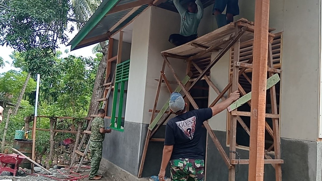 Kejar Target Penyelesaian, Satgas TMMD Ke-129 Kodim 0102/Pidie Pasang Plafon dan Cat Kusen RTLH Sasaran 3 Milik Muhammad Amin