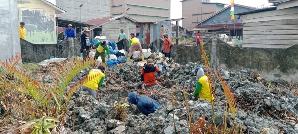 Penanganan KLB Malaria Di Pulau Halang , Satgas DLH Rohil Berhasil Kumpulkan Sampah 11 Ton