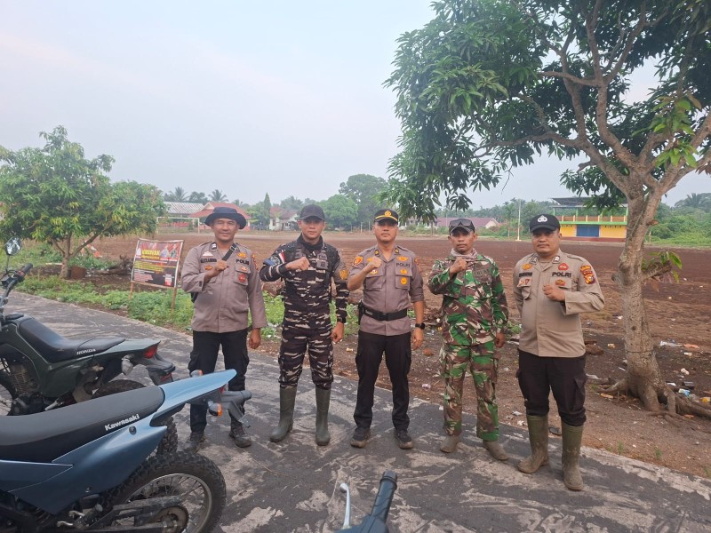 Puluhan Warga Bahu Membahu Padamkan Karhutla di Kuala Kampar, Lahan Gambut Bekas Terbakar Masih Berasap