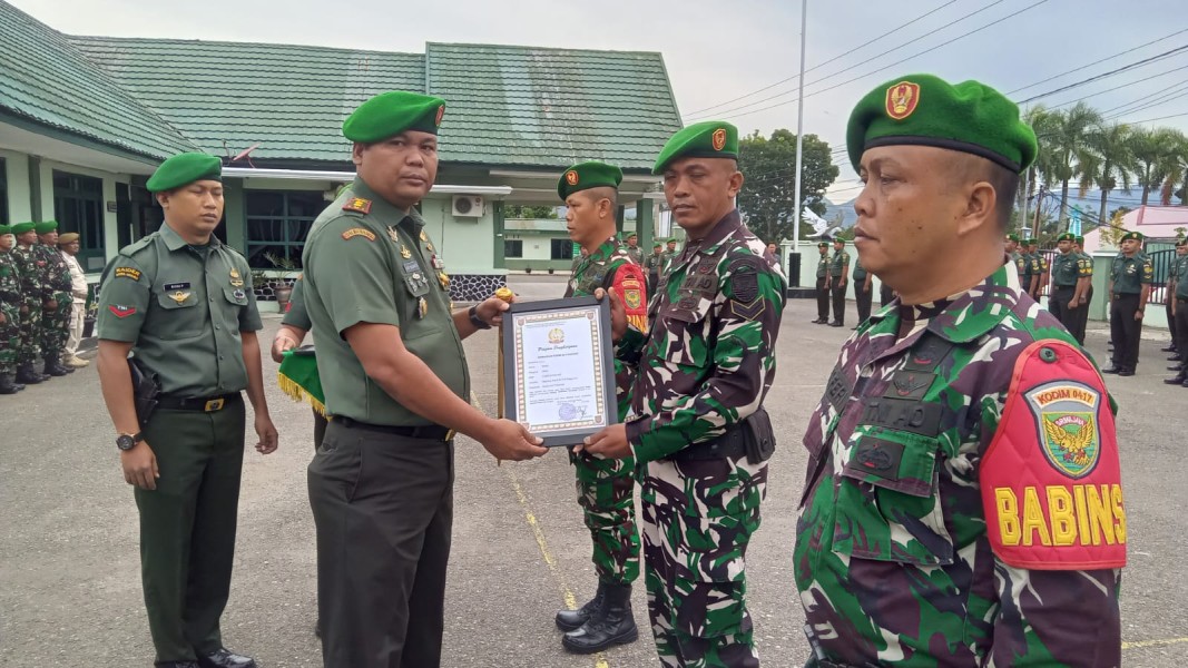 Dandim 0417/Kerinci Pimpin Upacara 17-an dan Serahkan Penghargaan Babinsa Teladan