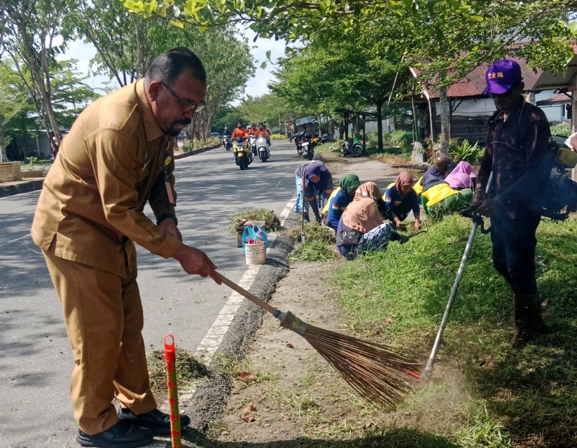 Jelang Penilaian Tim Adipura ,Kadis LH Rohil Anjurkan Masyarakat Buang Sampah pada Tempatnya