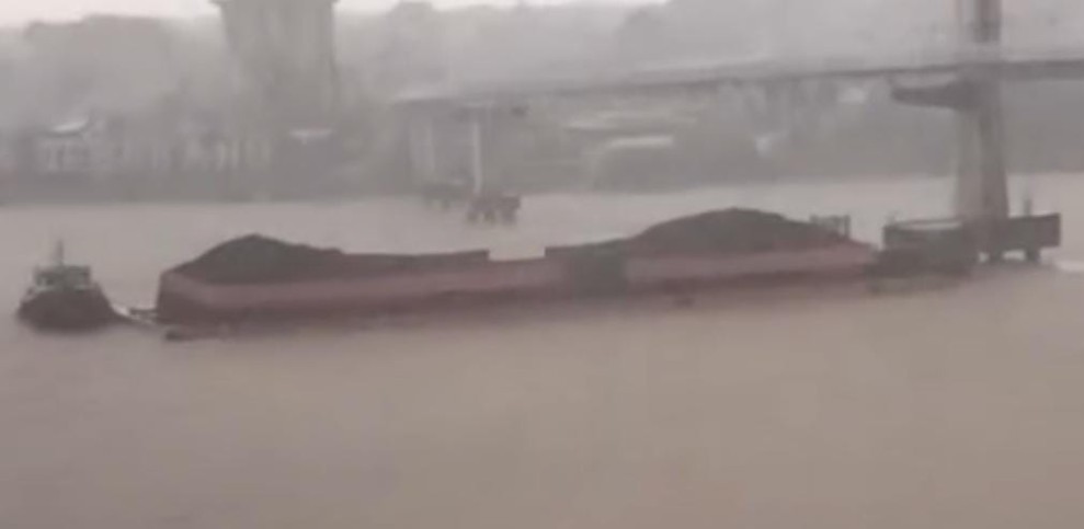 Tongkang Bermuatan Batu Bara Tabrak Tiang Jembatan Gentala Arasy