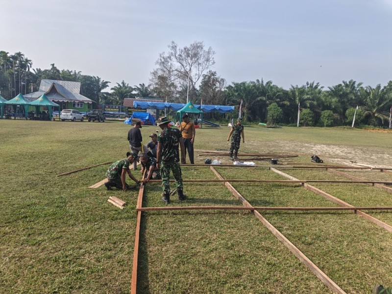 Jelang Penutupan TMMD ke-129 Kodim 0313/KPR, Satgas Gelar Persiapan Upacara di Lapangan Kantor Desa Pangkalan Terap