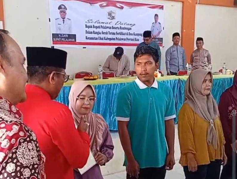 Bupati Zukri Hadiri Penyerahan Sertifikat Redistribusi Tanah Di Ukui