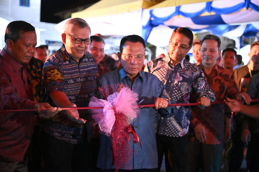 Membangun Sektor Ekonomi Rakyat ,Bupati H.Bistamam Resmikan Bazar UMKM