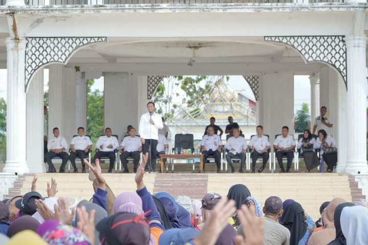 Silaturahmi Bersama Petugas Kebersihan DLH, Plt Bupati Rohil Ingat ASN dan Honorer Netral Di Pilkada