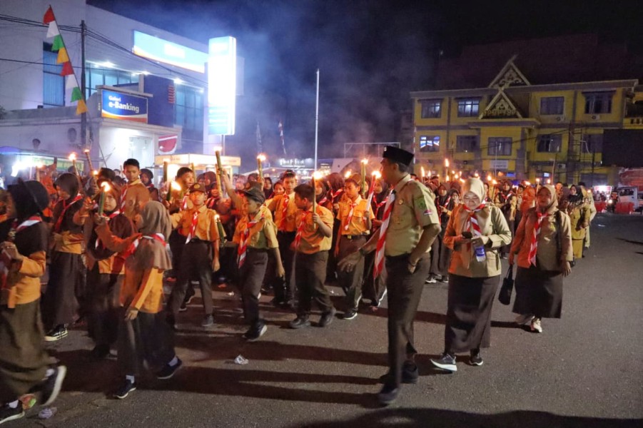 Semangat Hari Kemerdekaan RI -80 ,Wabup Rohil Sebagai Inspektur Pawai Obor Malam Taptu