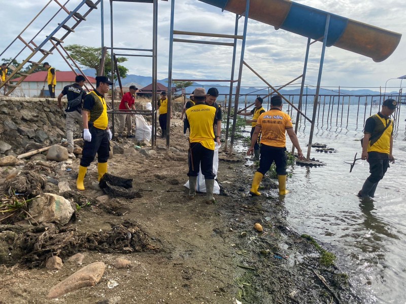 Polsek Jajaran Polres Kerinci Serentak Turun Bersih-Bersih Lewat Gerakan Indonesia ASRI