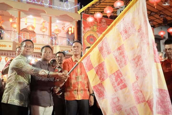 Pererat Silaturahmi, Wakil Bupati Terpilih Jhony Charles  Lepaskan Lampion Malam Chap Go Meh 2025