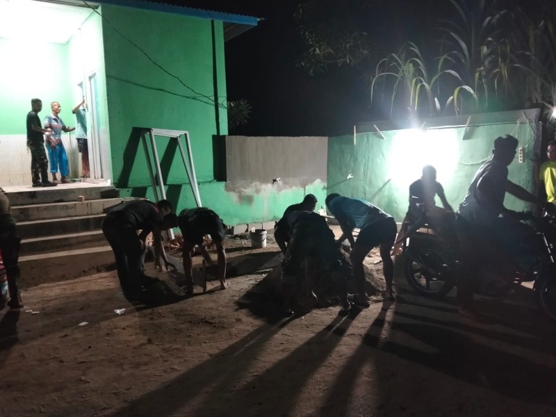 Tak Kenal Lelah Kejar Target, Satgas TMMD ke-129 Kodim 0313/KPR Lembur Malam Rehab MCK Masjid Nurul Ikhsan