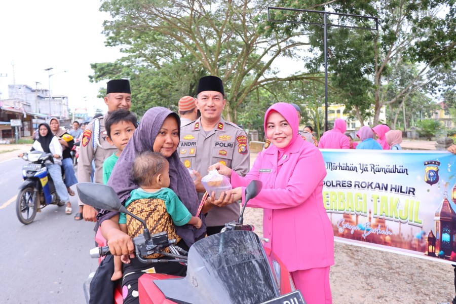 Berkah Ramadhan Polsek Rimba Melintang Berbagi Takjil Jelang Berbuka Puasa