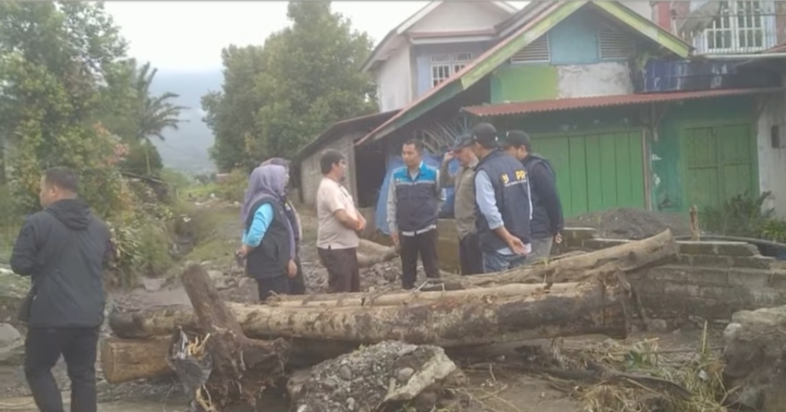 Bupati Kerinci bersama Kadis PUPR Kerinci bersama jajarannya meninjau langsung kondisi lokasi daerah banjir Tangkil dan Jernih Jaya