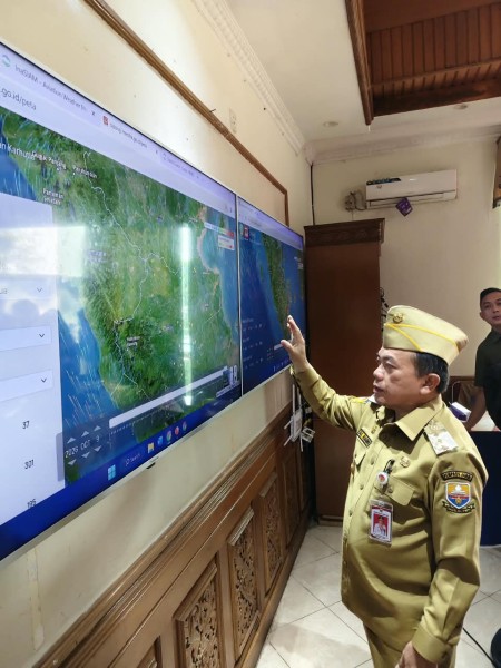 Pantau Monitor SiPongi, Gubernur Al Haris Ungkap Jambi Terkepung Asap Akibat Arah Angin