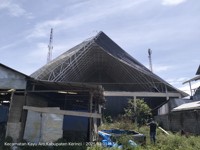 Salah Konstruksi, Atap Gedung Serba Guna Desa Lindung Jaya Rusak Diterpa Angin Kencang