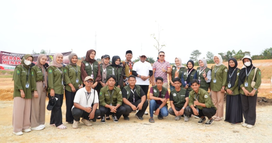 Bersama Wabup, Bupati Zukri Hadiri Gerakan Menanam Pohon di TPU KM 55