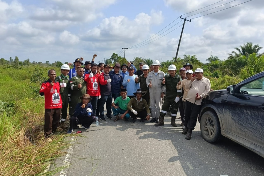 Bersihkan Bahu Jalan, Camat Langgam Ajak Warganya Tingkatkan Semangat Gotong Royong