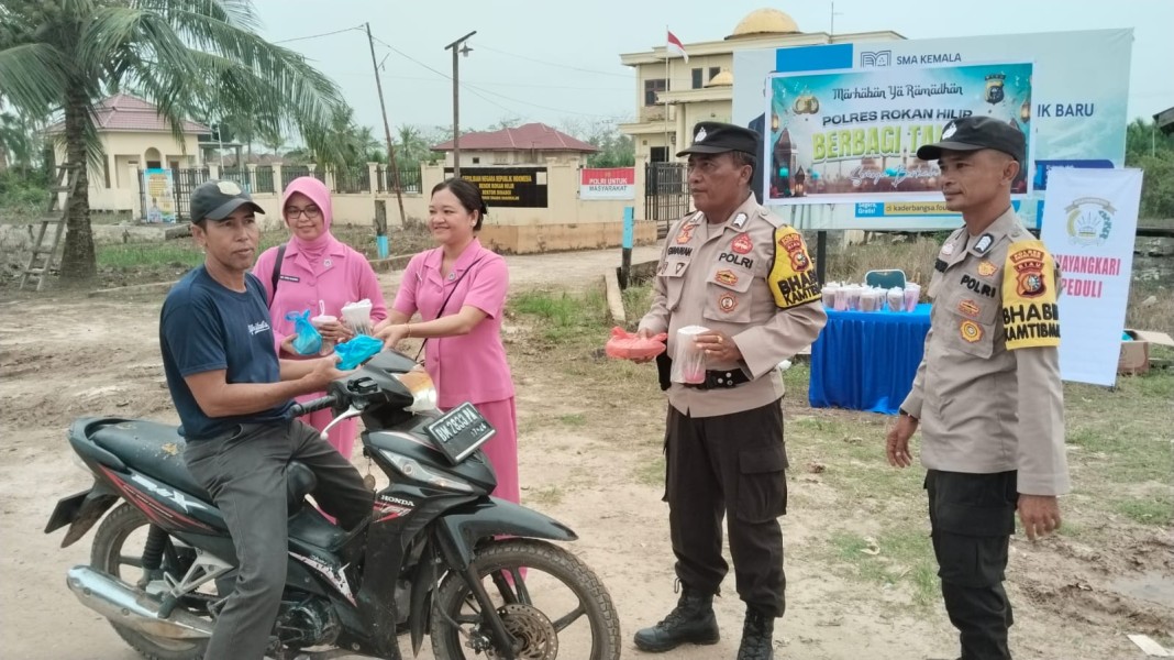 Jemput Berkah Ramadhan, Polsek Sinaboi Polres Rohil Bagikan Takjil