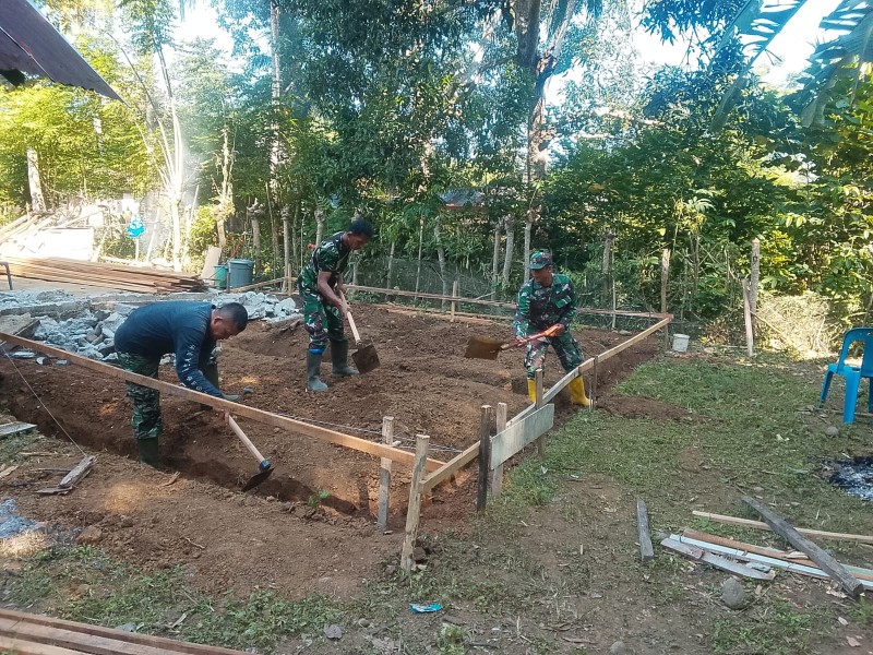 Dari Pondasi Tumbuh Harapan, Satgas TMMD Kodim 0102/Pidie Bangun Rumah Layak bagi Nyak Ubit