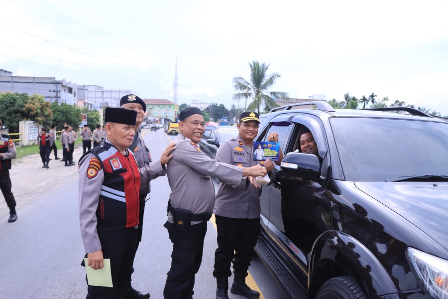 Jelang Berbuka Puasa, Waka Polres Rohil Bagi-Bagi Takjil Ke- Pengguna Jalan