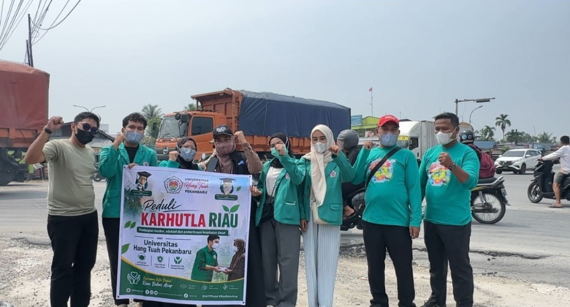 Lindungi Warga dari Dampak Asap Karhutla, FILKOM UHTP dan Dinkes Riau Bagikan Masker