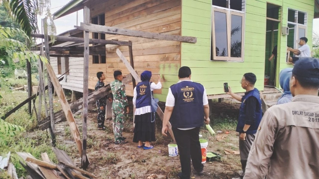 Perkuat Kemanunggalan dan Gotong Royong, Satgas TMMD ke-129 Kodim 0313/KPR Bersama Mahasiswa UNRI Pulas Rumah Bapak Dedi