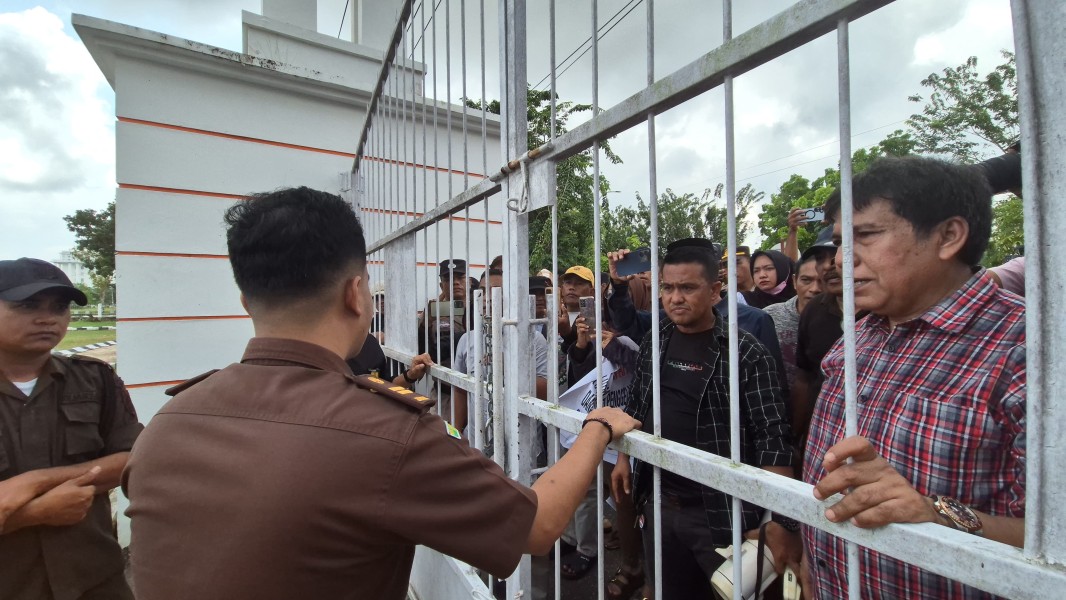 Massa MPNP-KRH Bawa Spanduk Desak APH Usut Dana Participating Interest  PT SPRH Rohil