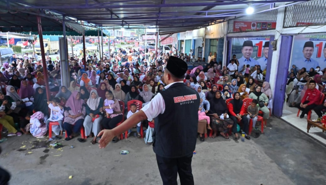 Relawan Emak-Emak Garis Keras Ujung Batu Histeris Sambut Kehadiran Cagubri Abdul Wahid