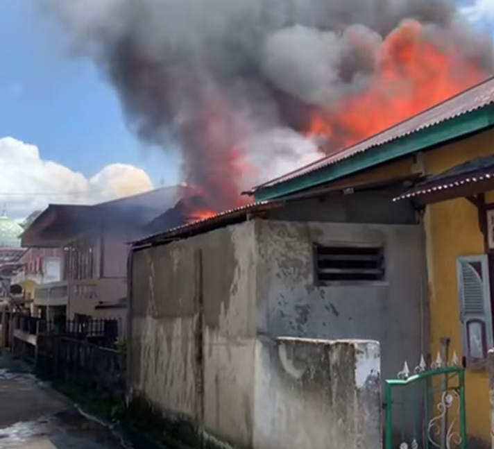 Kebakaran Hebat di Sitinjau Laut, Dua Rumah Warga Tanjung Mudo Penawar Hangus Dilalap Api