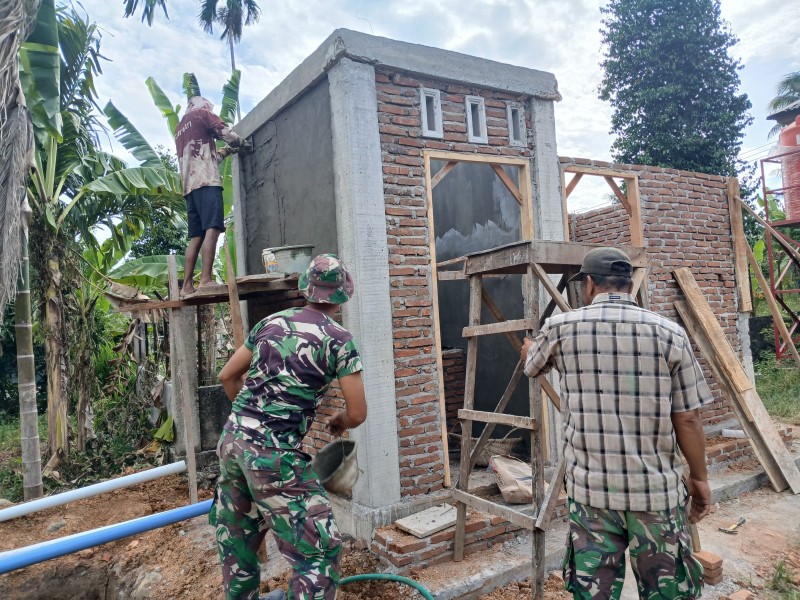 Upgrade MCK TMMD Ke-129 Capai 50 Persen, Pemasangan Kusen dan Plester Dinding Terus Dikebut