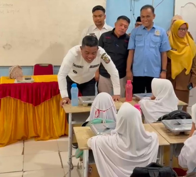 Bupati Zukri Tinjau Peluncuran Program MBG di SDN 005 Desa Makmur