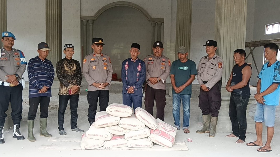 Peduli Terhadap Pembangunan Rumah Ibadah, Kapolsek Kubu memberikan Bantuan Semen