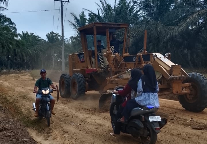 Penuhi Janji Kampanye, Bupati Bistamam Perbaiki Jalan Pasar I Bakti Makmur Bagan Sinembah