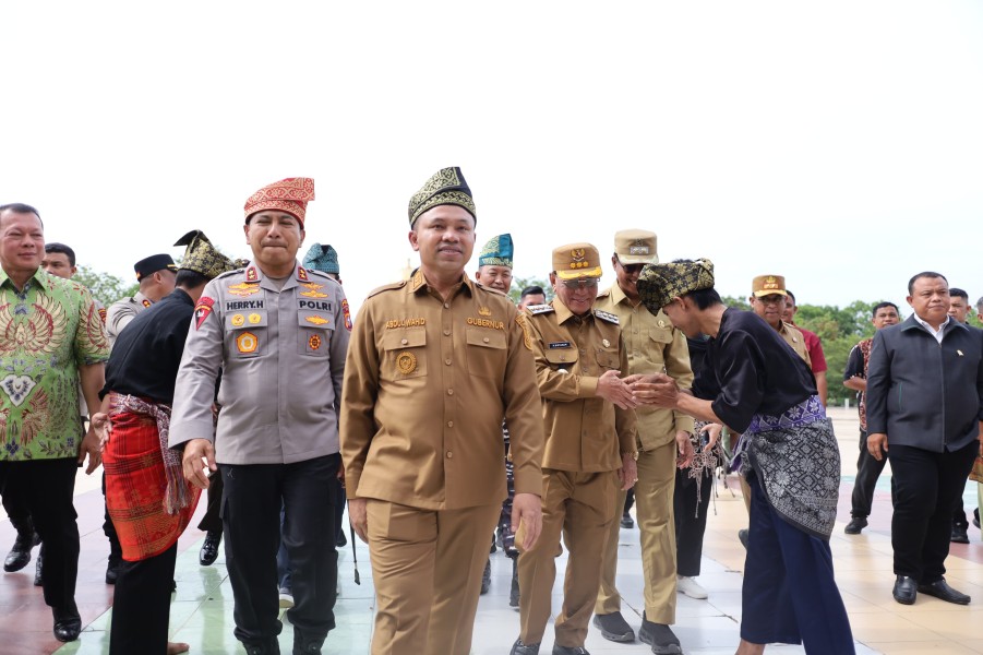 Tanam Pohon Di Rohil ,Gubri Wahid Ajak Cintai Budaya Alam