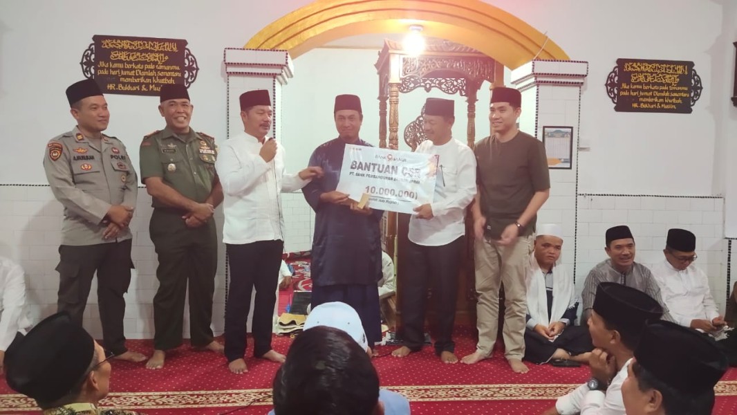 Sapari Ramadan Bupati Kerinci di Mesjid Jihadul Ikhsan Tarutung, Monadi Serahkan 10 juta Dari CST Bank Jambi