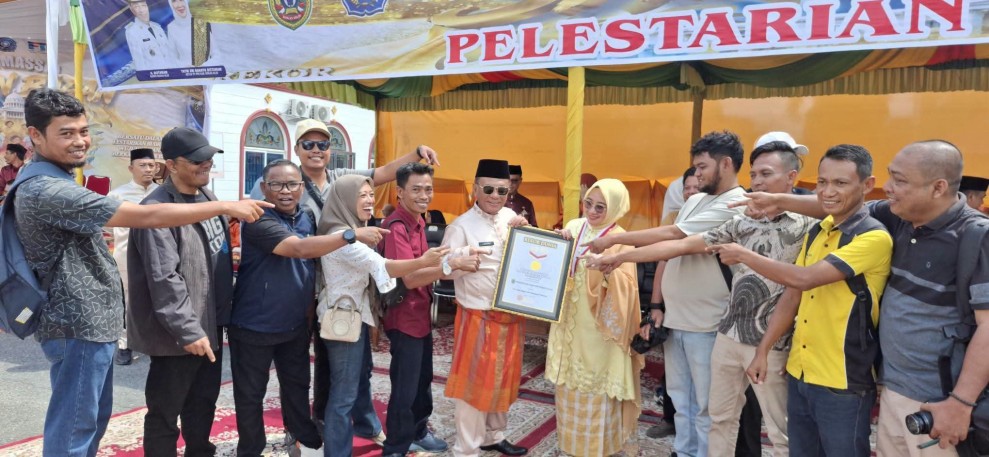 Bupati Bistamam Lepasan Tari Sapin Massal