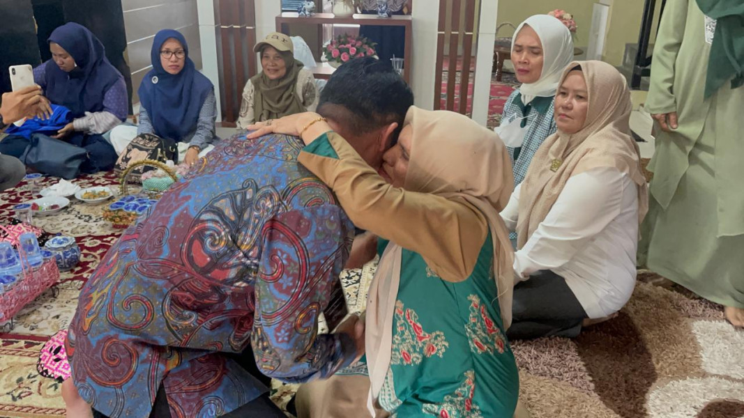 Penuh Haru, Sebelum Mendfatar Ke KPUD Kota Sungai Penuh Antos Minta Restu Ke Ibunda