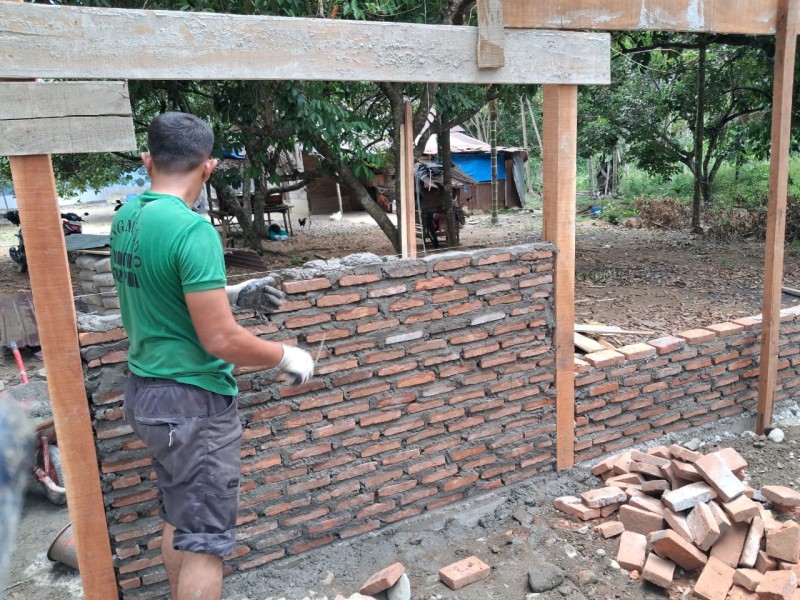 Rangka Berdiri, Dinding Mulai Terpasang, Rehab RTLH TMMD ke-129 Kodim 0102/Pidie Terus Melaju