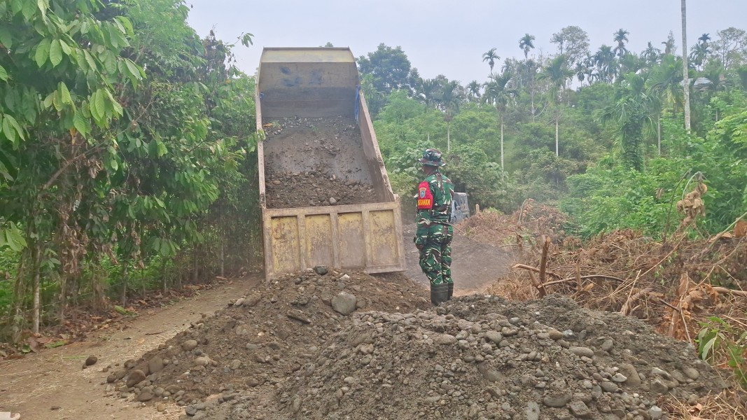 Pasokan Material Terus Mengalir, Satgas TMMD Ke-129 Pacu Pengerasan Jalan di Lhok Panah