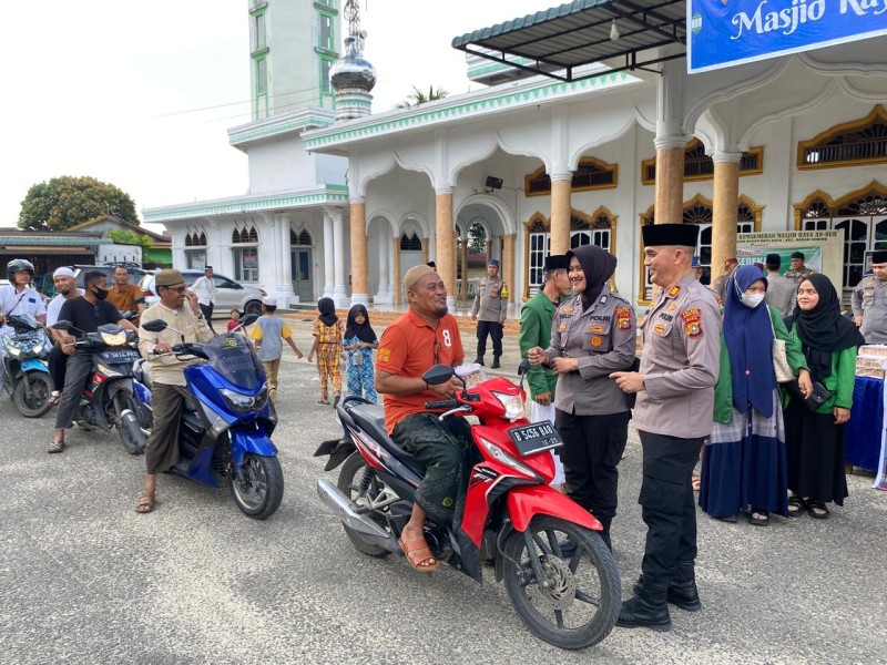 Berbagi Takjil Di Bulan Ramadhan, Polsek Bagan Sinembah Gandeng Mahasiswa