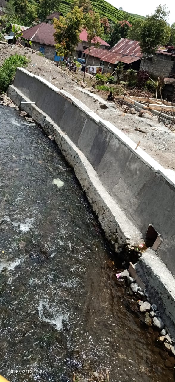 Proyek Tembok Penahan Sungai Dana Desa Batu Hampar Diduga Tidak Sesuai Spek Teknis