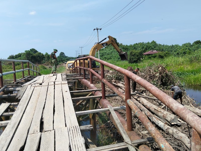 Jaga Kelancaran Pasokan Material, Satgas TMMD Ke-129 Kodim 0313/KPR Terus kerjakan Perbaikan Jembatan Penyeberangan Sementara