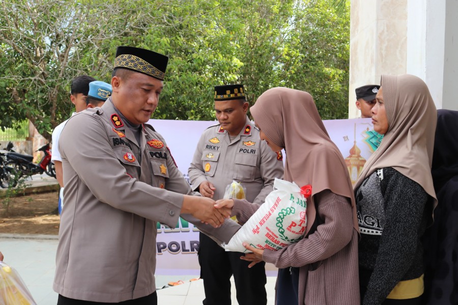 Jum'at Berkah Bulan Ramadhan Kapolres Rohil Bagikan Bansos