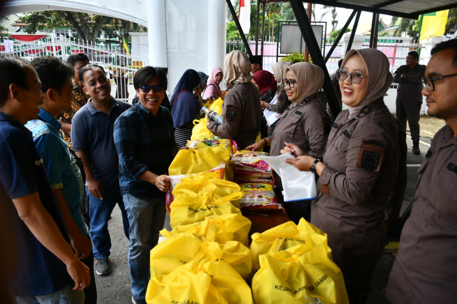 Gelar Bazar, Kejati Jambi Sediakan Paket Sembako Murah