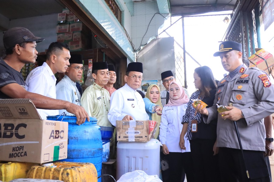 Pastikan Harga Barang Stabil, Bupati Bistamam Bersama Kapolres Rohil  Sidak Pasar Datuk Rubiah