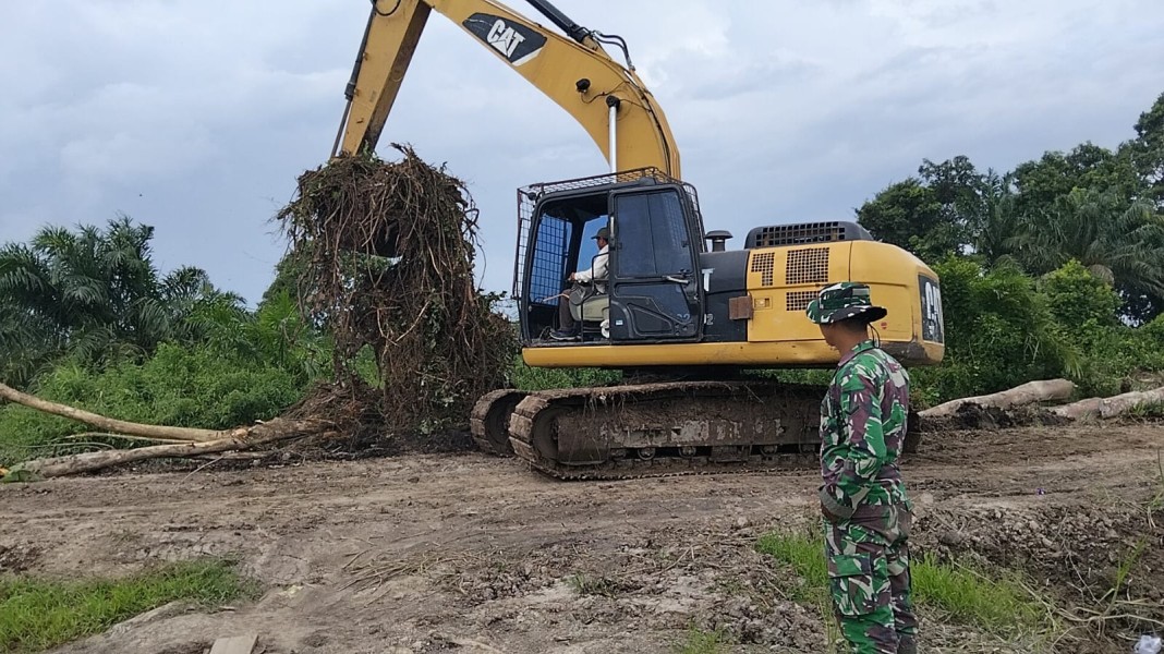 Sasaran Fisik TMMD Ke-129 Kodim 0313/KPR, Di Kebut Gunakan Alat Berat Untuk Peningkatan Badan Jalan 2.5 KM x 5 Meter