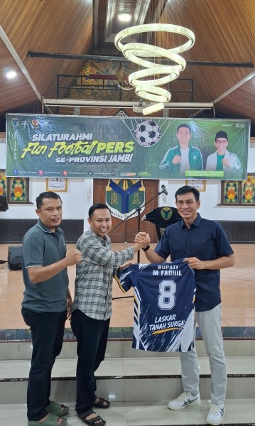 Fun Football Pers Jambi Pererat Persaudaraan, Akhirman Apresiasi Dukungan Bupati Batanghari