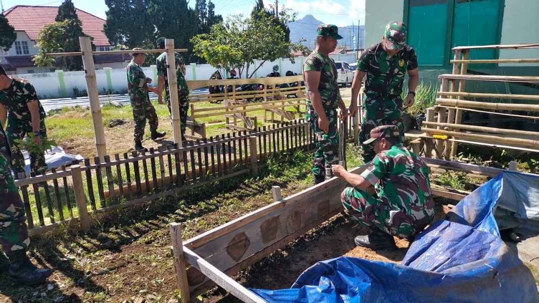 Upaya Budi Daya Ternak Ikan, Danramil 07/Kayu Aro Perbaiki Kolam Terpal