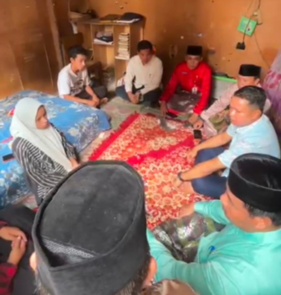 Wabup HT Santuni Anak Yatim Piatu di Pangkalan Kerinci